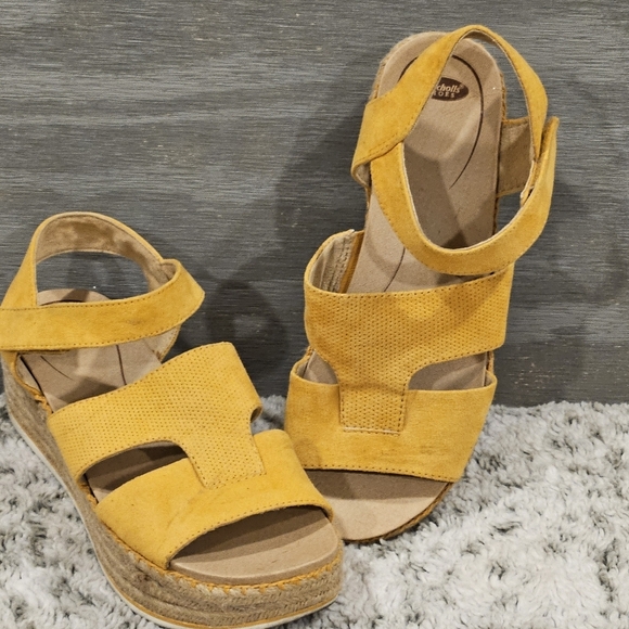 Dr. Scholls Open Toe Mustard Yellow 2.25" Wedge Espadrilles Hook Loop Close SZ 8 - Picture 2 of 13